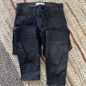 Madewell skinny jeans w/ waxy material Black w/ ribbed knees and zipper ankle